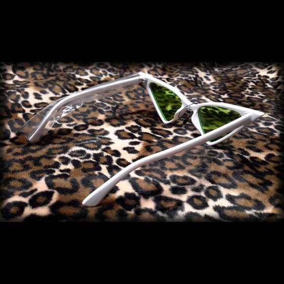 *SOLD* Retro Cat Eye 🤍White🤍 Triangle Sunglasses NWT - Picture 3 of 4